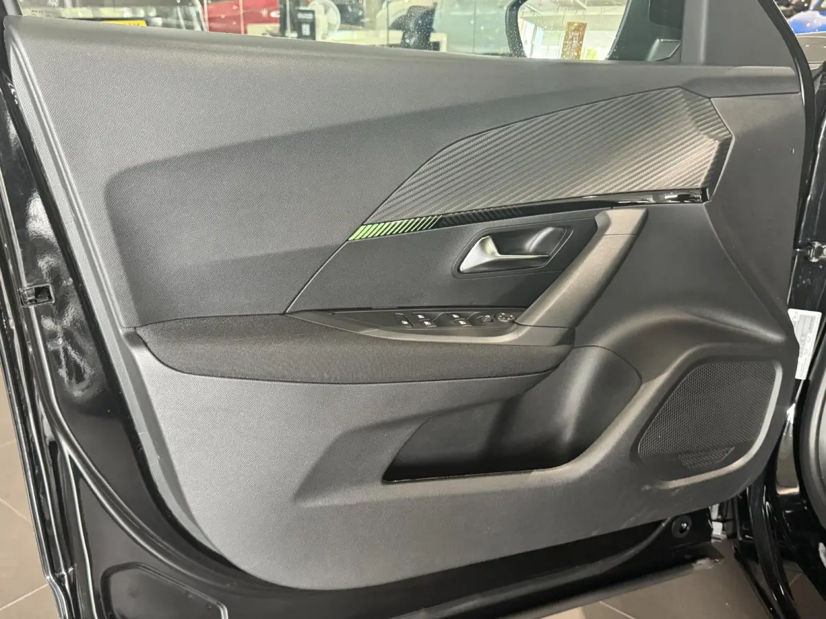 Active | ACTIE | Apple Carplay | Cruise Control | Camera |