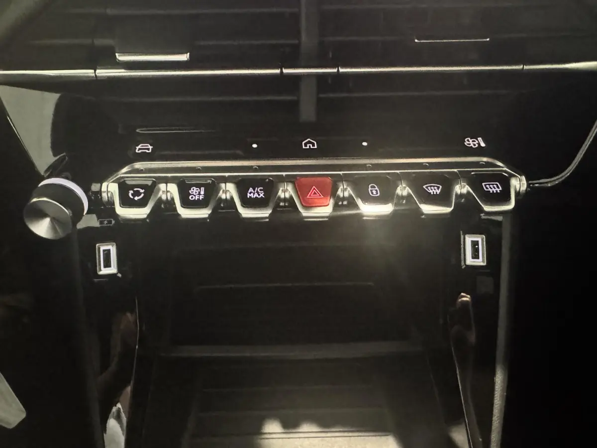 Active | ACTIE | Apple Carplay | Cruise Control | Camera |