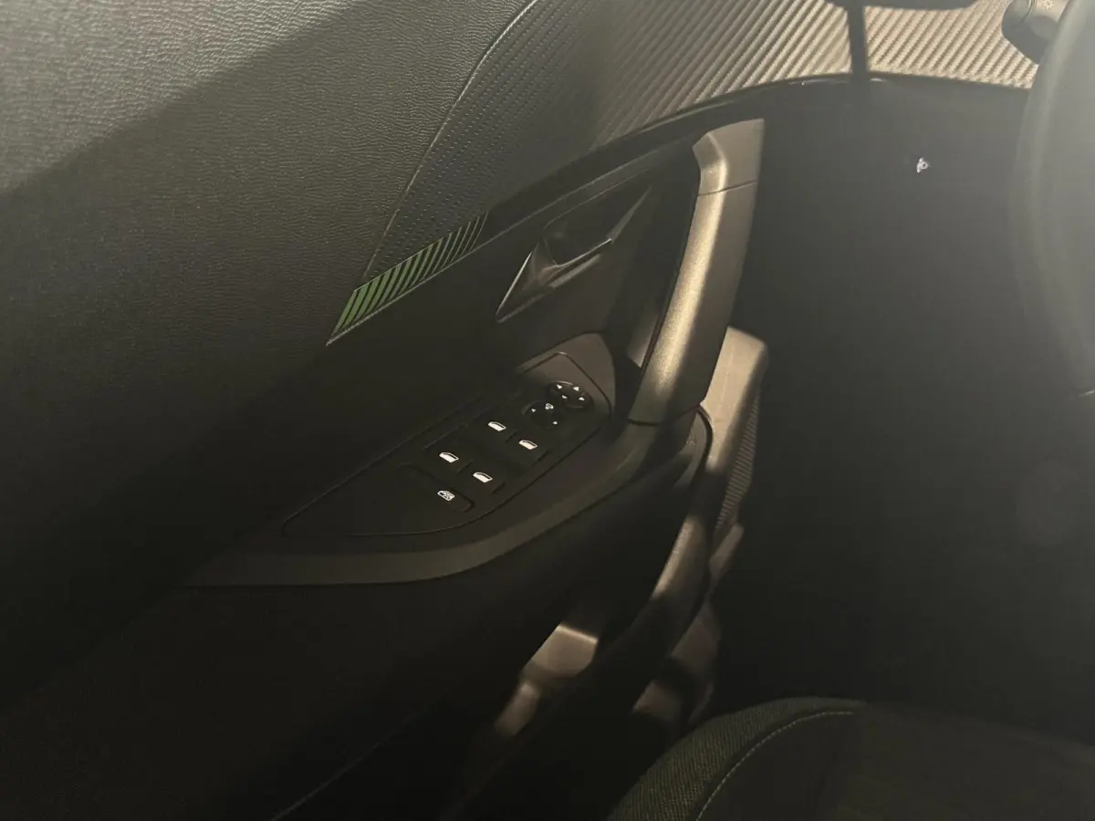 Active | ACTIE | Apple Carplay | Cruise Control | Camera |