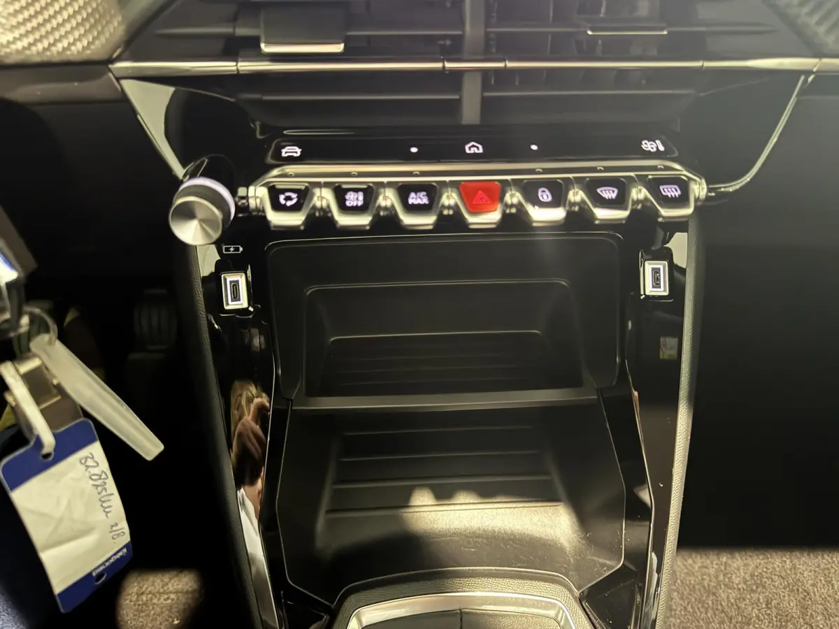 Active | ACTIE | Apple Carplay | Cruise Control | Camera |