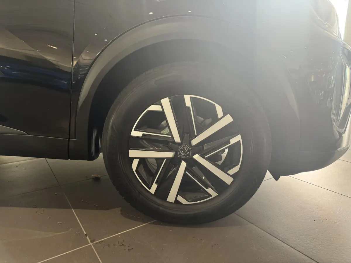 Active | ACTIE | Apple Carplay | Cruise Control | Camera |