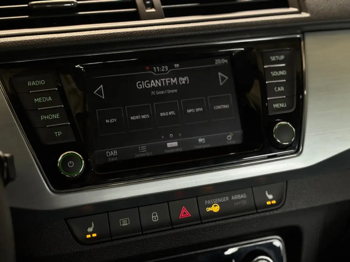 1.0 TSI Drive(Goed OndH, StoelV, Parkeersensoren, Trekhaak, DAB-Tuner, Carplay(voorbereid), Climate Con, Etc)