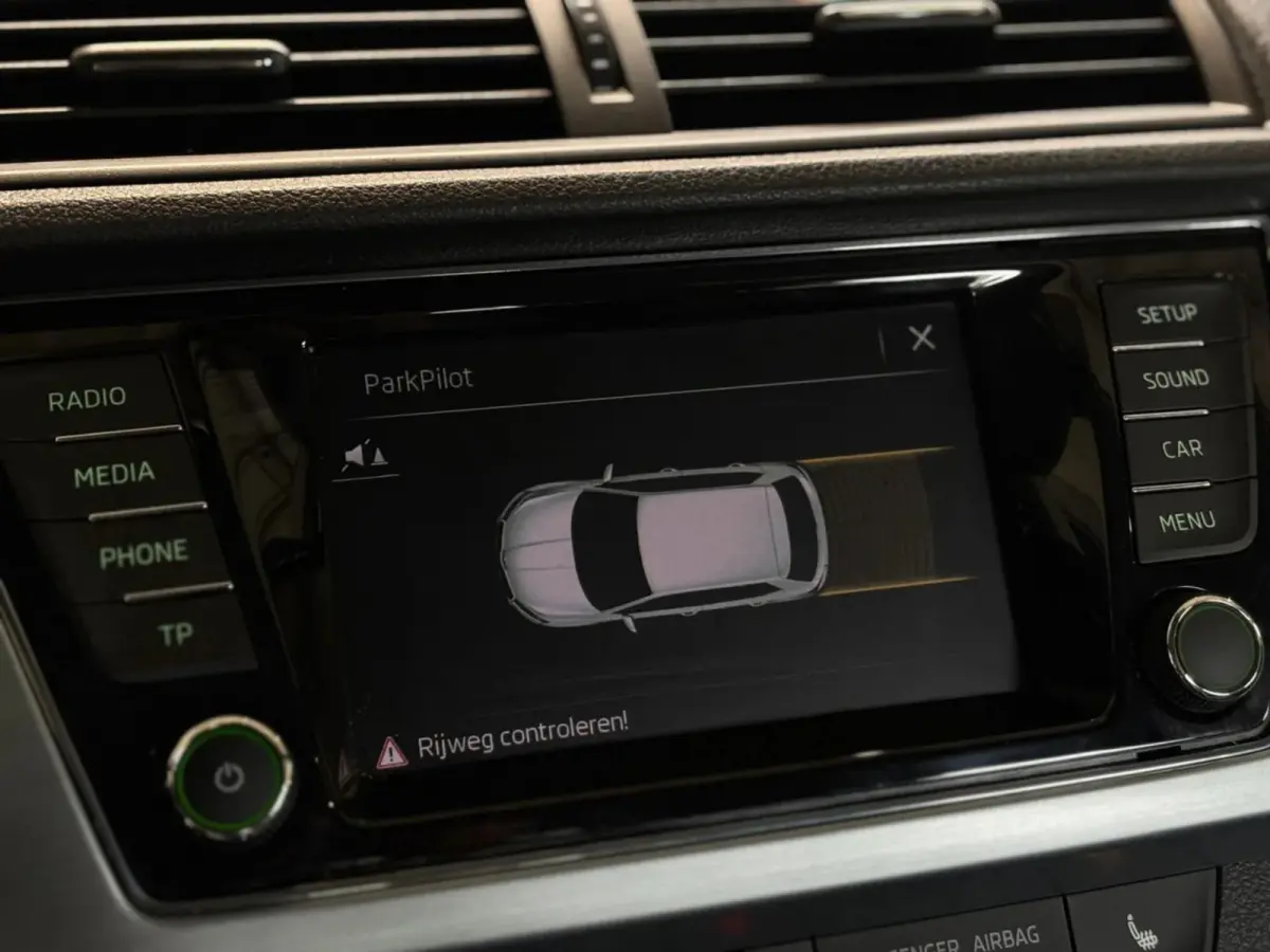 1.0 TSI Drive(Goed OndH, StoelV, Parkeersensoren, Trekhaak, DAB-Tuner, Carplay(voorbereid), Climate Con, Etc)