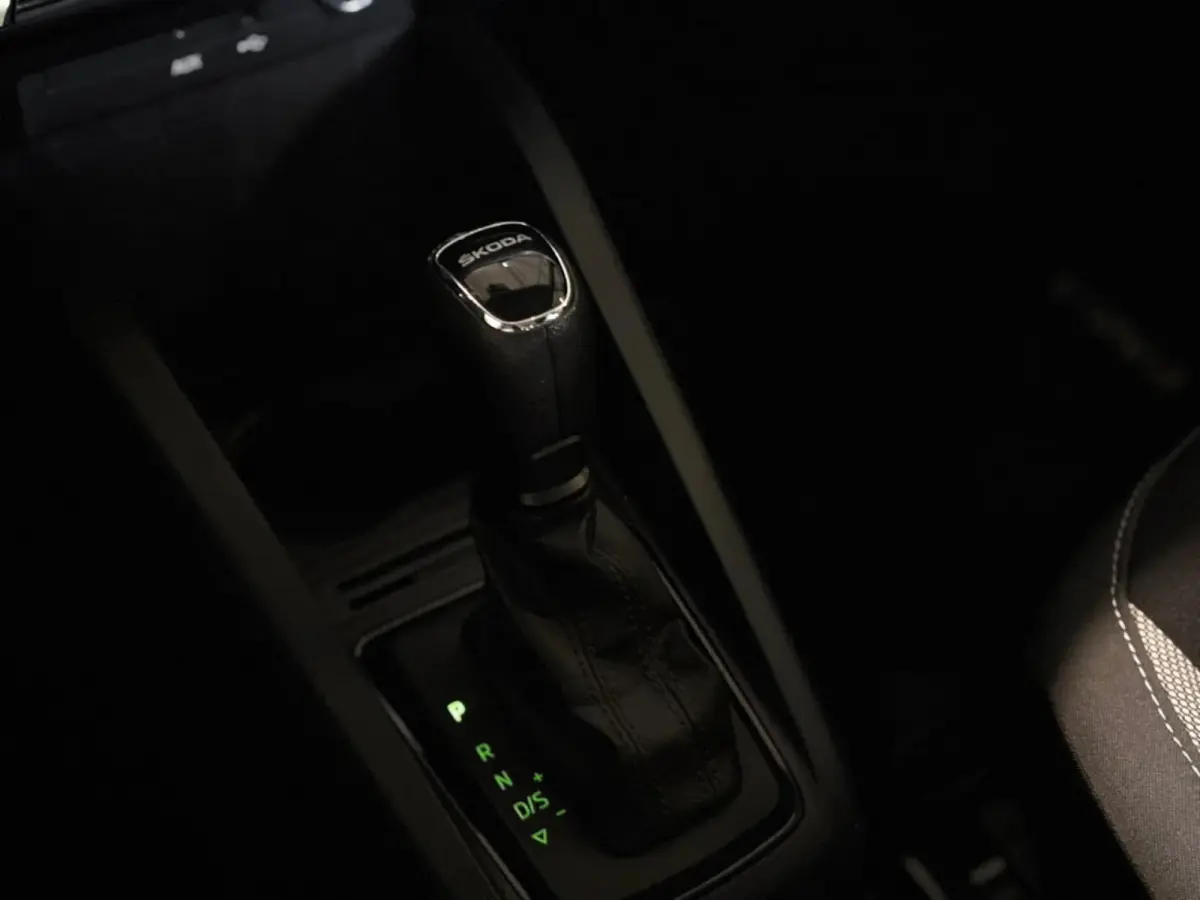 1.0 TSI Drive(Goed OndH, StoelV, Parkeersensoren, Trekhaak, DAB-Tuner, Carplay(voorbereid), Climate Con, Etc)