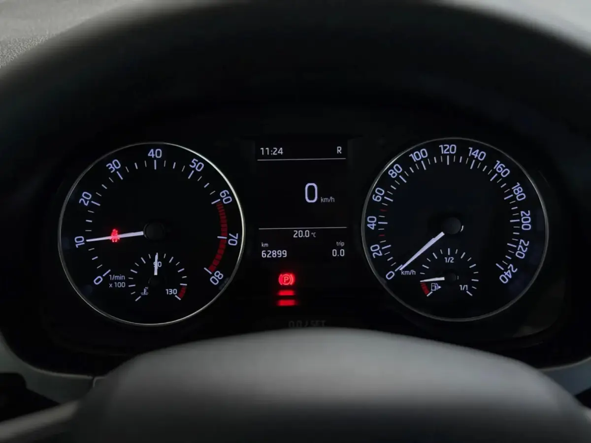 1.0 TSI Drive(Goed OndH, StoelV, Parkeersensoren, Trekhaak, DAB-Tuner, Carplay(voorbereid), Climate Con, Etc)