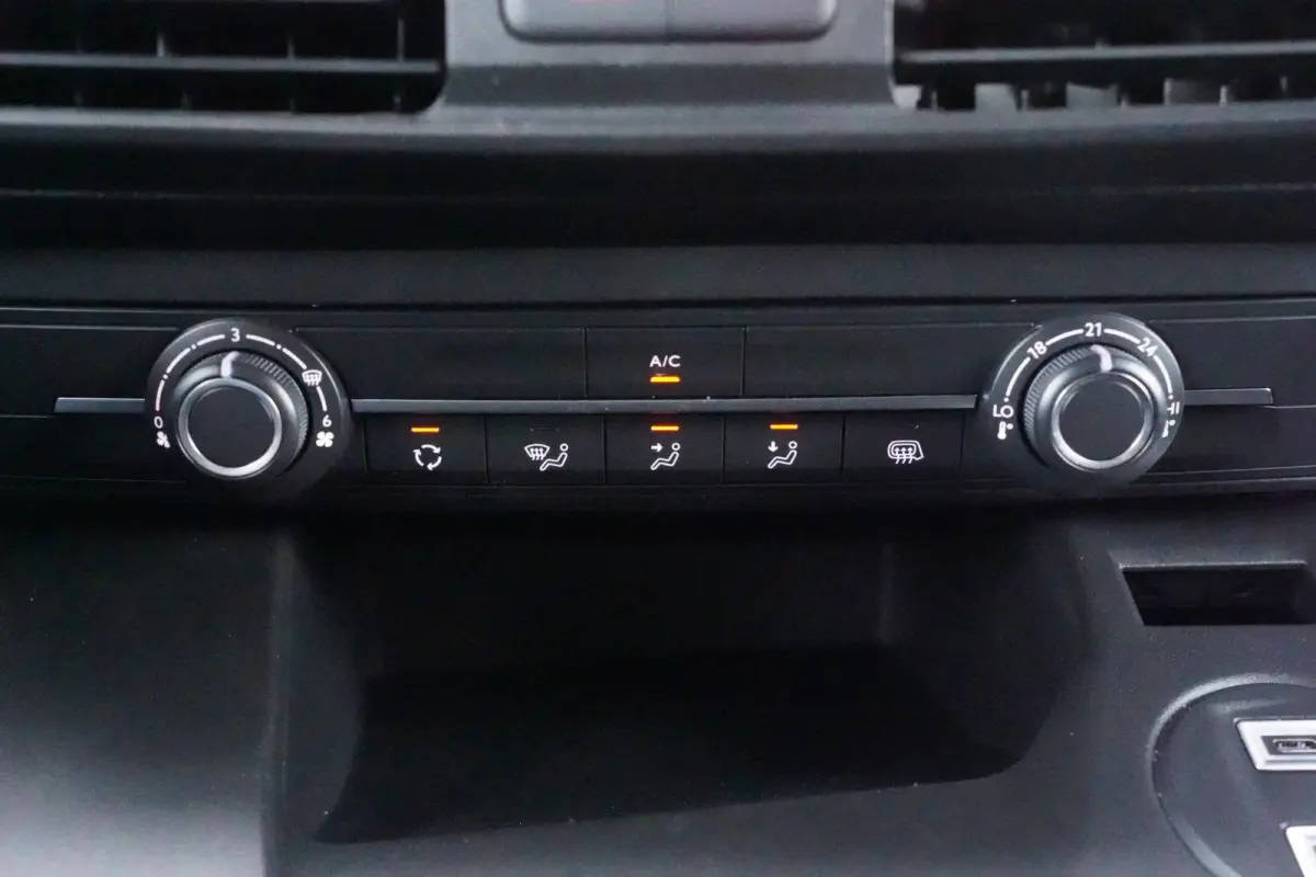 1.5 BlueHDi 102 pk L1 Nwe Model Airco, Apple Carplay, Camera achter, NAP, PDC achter, 2-Zits