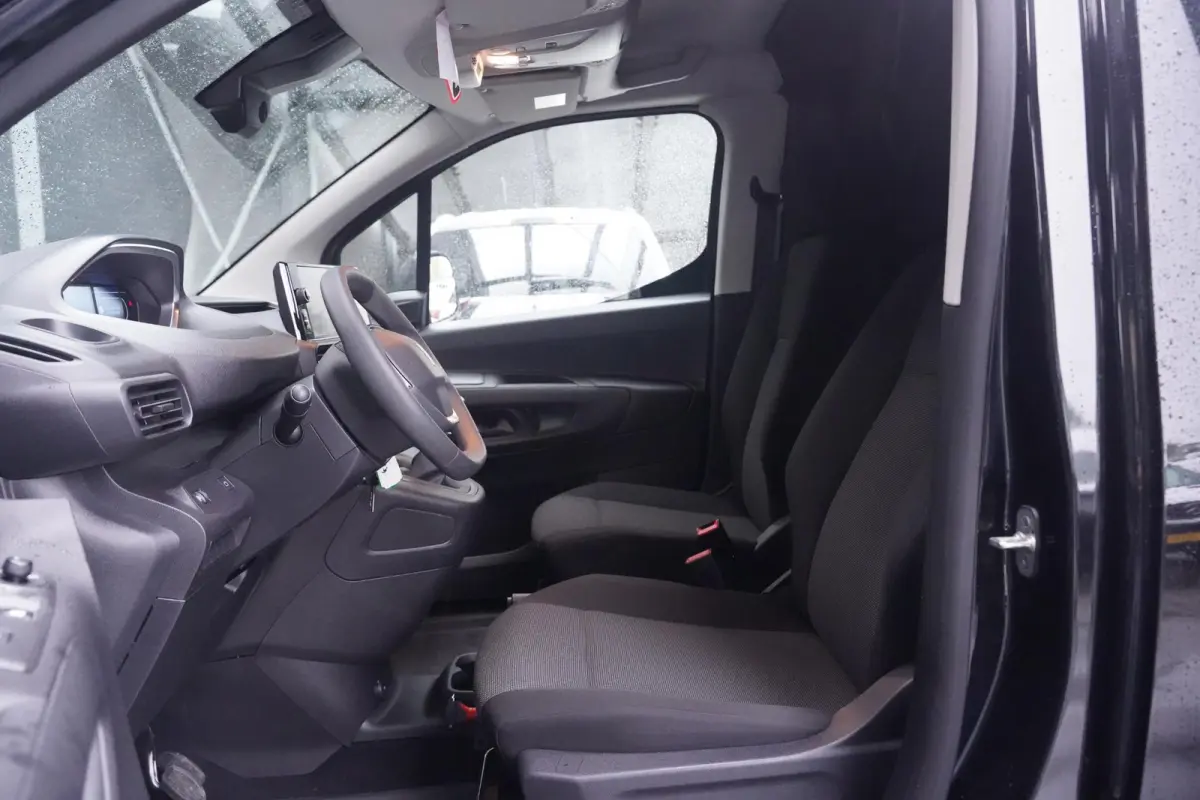 1.5 BlueHDi 102 pk L1 Nwe Model Airco, Apple Carplay, Camera achter, NAP, PDC achter, 2-Zits
