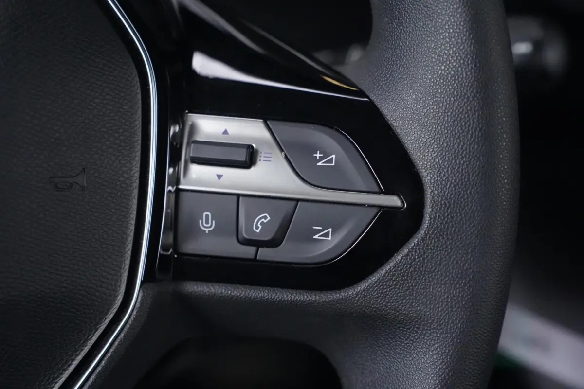 1.5 BlueHDi 102 pk L1 Nwe Model Airco, Apple Carplay, Camera achter, NAP, PDC achter, 2-Zits
