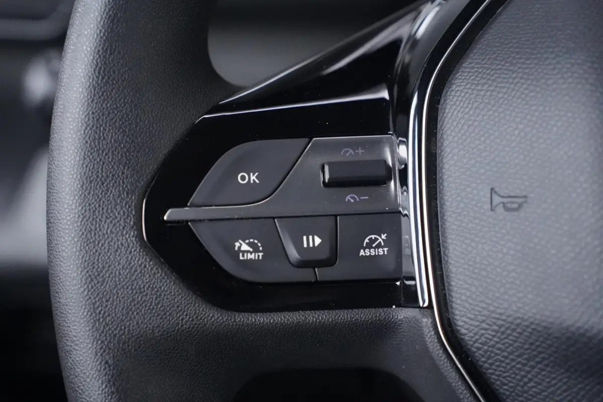 1.5 BlueHDi 102 pk L1 Nwe Model Airco, Apple Carplay, Camera achter, NAP, PDC achter, 2-Zits