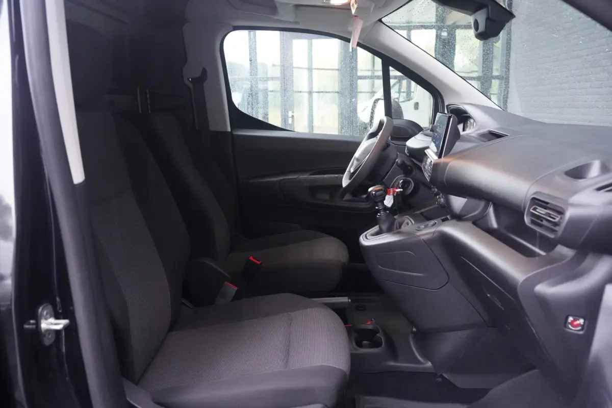 1.5 BlueHDi 102 pk L1 Nwe Model Airco, Apple Carplay, Camera achter, NAP, PDC achter, 2-Zits