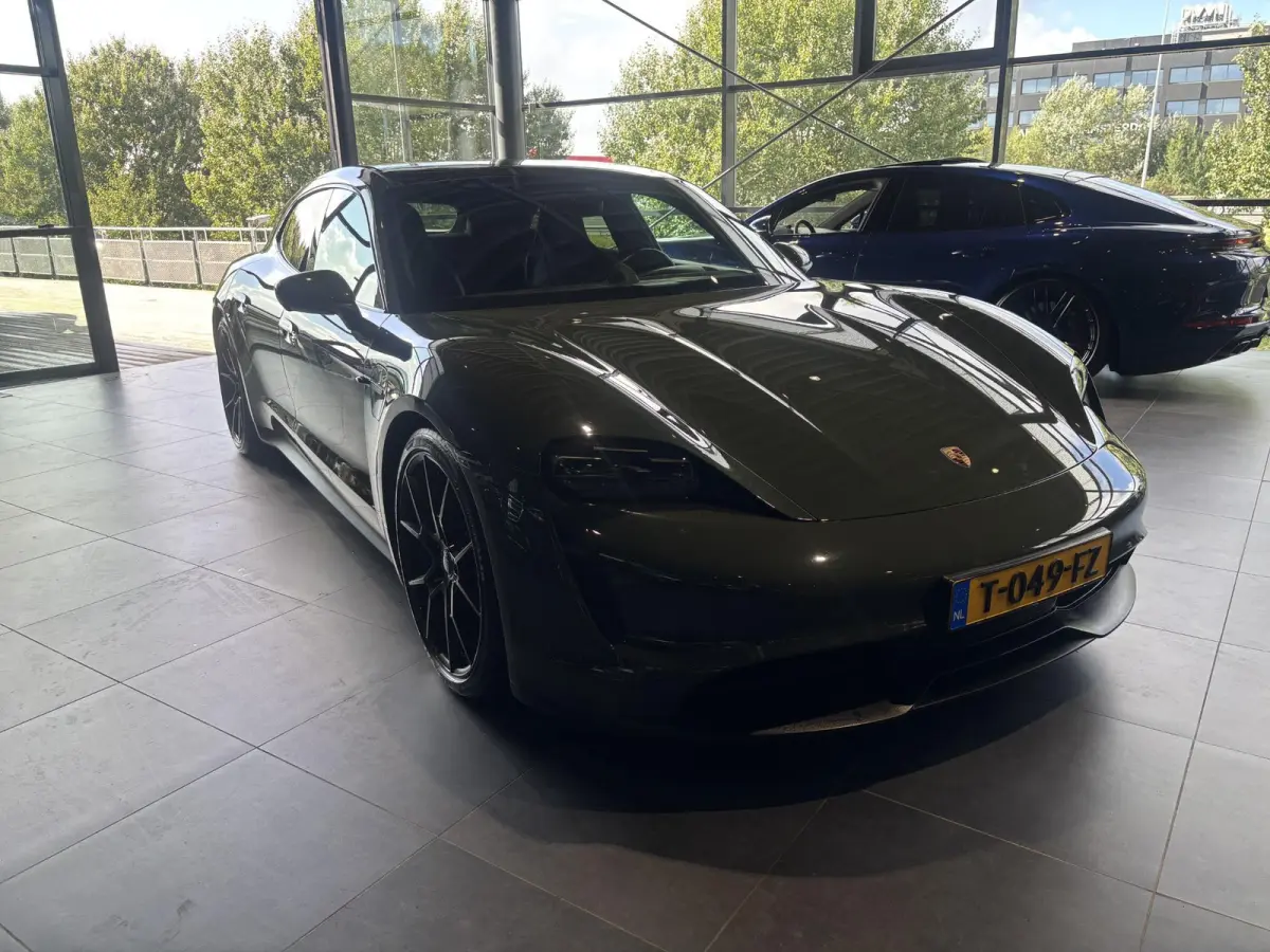 79 kWh | PANORAMA | PTS COLOR BLACK OLIVE | BIJRIJDERS DISPLAY | 95 % SOH | PORSCHE ELECTRIC SOUND | SPORT CHRONO | MEMORY | AMBIENTE LIGHT | 21 INCH RS SPYDER | LUCHTVERING | PASM| SURROUND