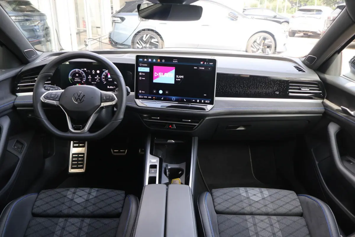 1.5 eHybrid 272pk R-Line Edition | SoH 99% | Trekhaak | 360 Camera | Head-up | Stoelmemory