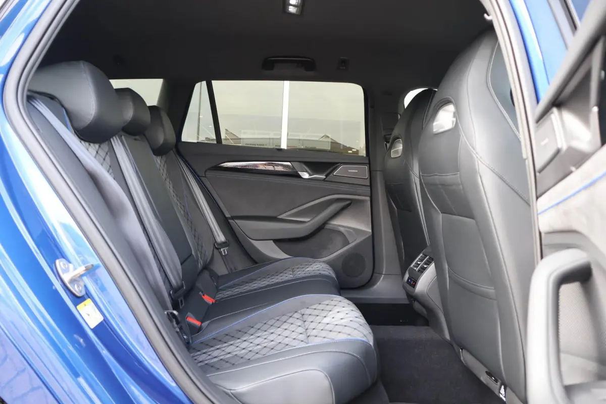 1.5 eHybrid 272pk R-Line Edition | SoH 99% | Trekhaak | 360 Camera | Head-up | Stoelmemory