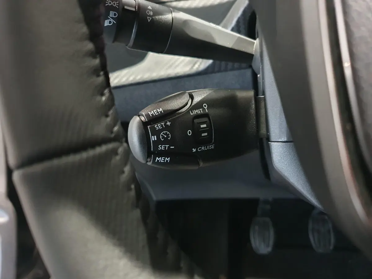 100PK Active Airco | Full Map Navigatie | Apple Carplay / Android Auto | Parkeersensoren | Cruise Control