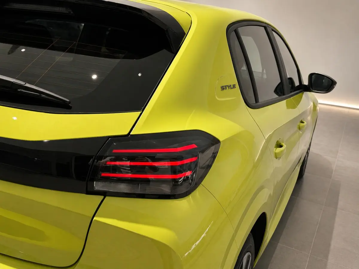 1.2 PureTech 100 Style | Navigatie | Apple Carplay/Android Auto | Parkeersensoren |