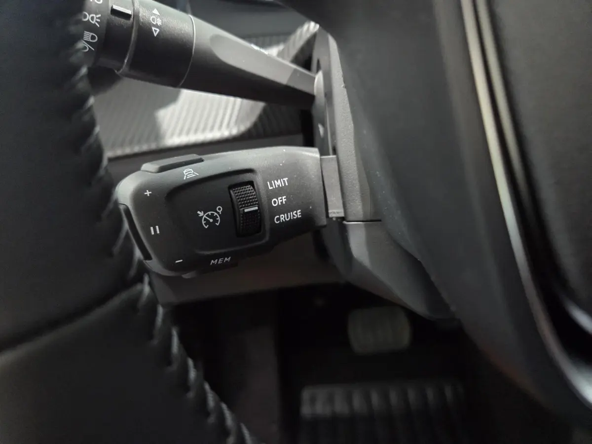 1.2 Hybrid 136 Allure | Adaptive cruise control | Achteruitrijcamera | Apple Carplay / Android Auto | Navigatie