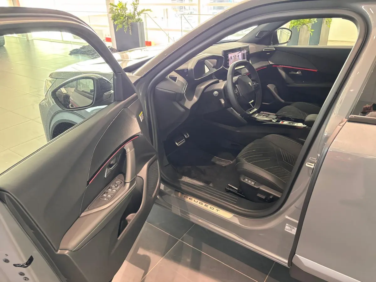 EV GT 54 kWh | ALCANTARA EXCLUSIVE INTERIEUR | VISION PACK | PEUGEOT I CONNECT PACK | ADVANCED NAVIGATION PACK |