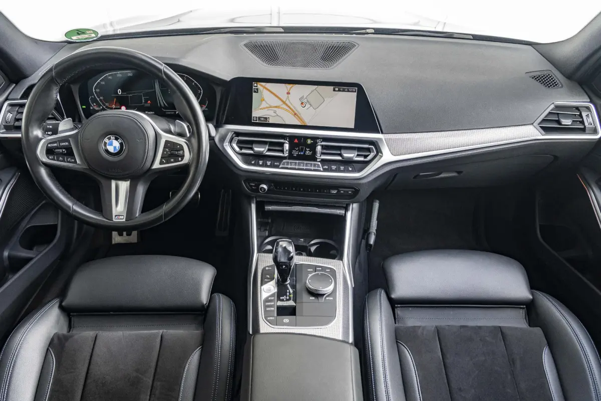 320i | Executive Edition | 18 inch | Cruise Control | HIFI | M Sportodnerstel | Stoelverwarming