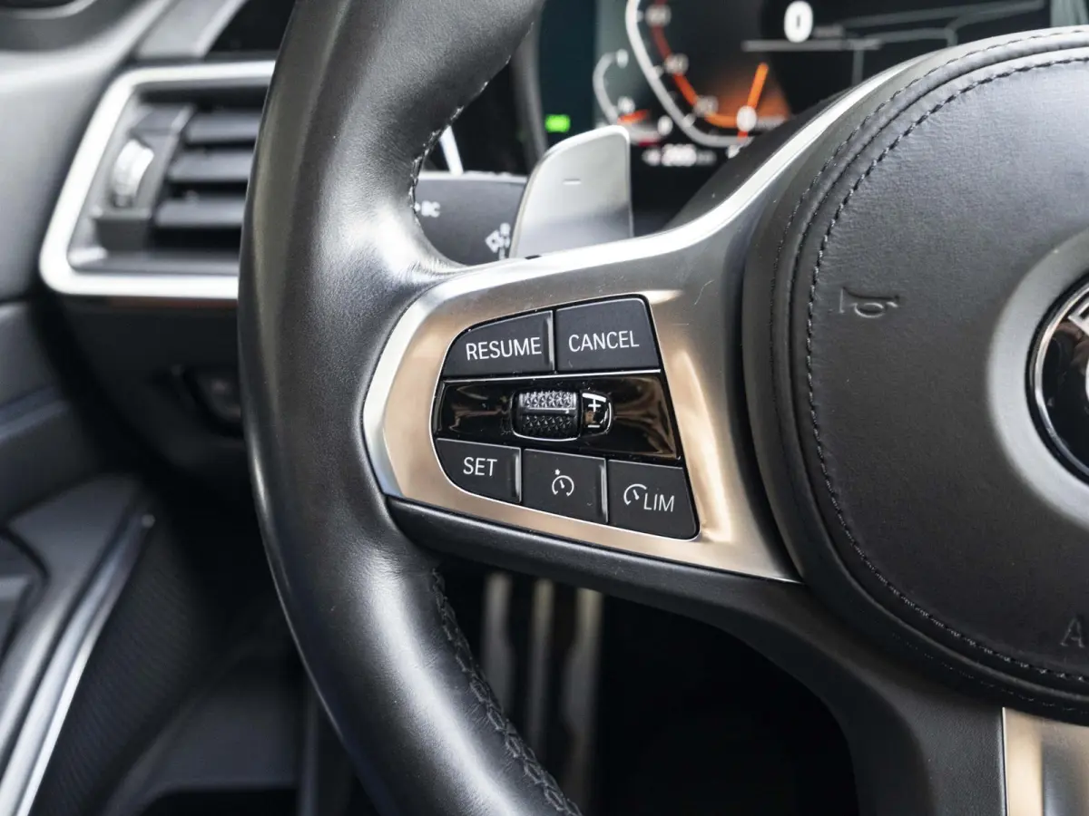 320i | Executive Edition | 18 inch | Cruise Control | HIFI | M Sportodnerstel | Stoelverwarming