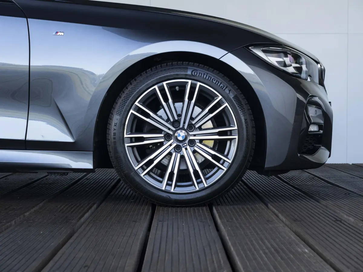 320i | Executive Edition | 18 inch | Cruise Control | HIFI | M Sportodnerstel | Stoelverwarming