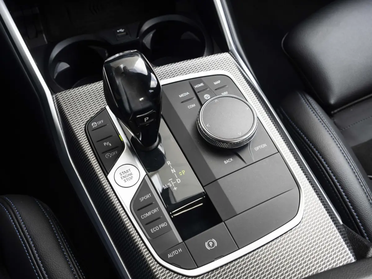 320i | Executive Edition | 18 inch | Cruise Control | HIFI | M Sportodnerstel | Stoelverwarming
