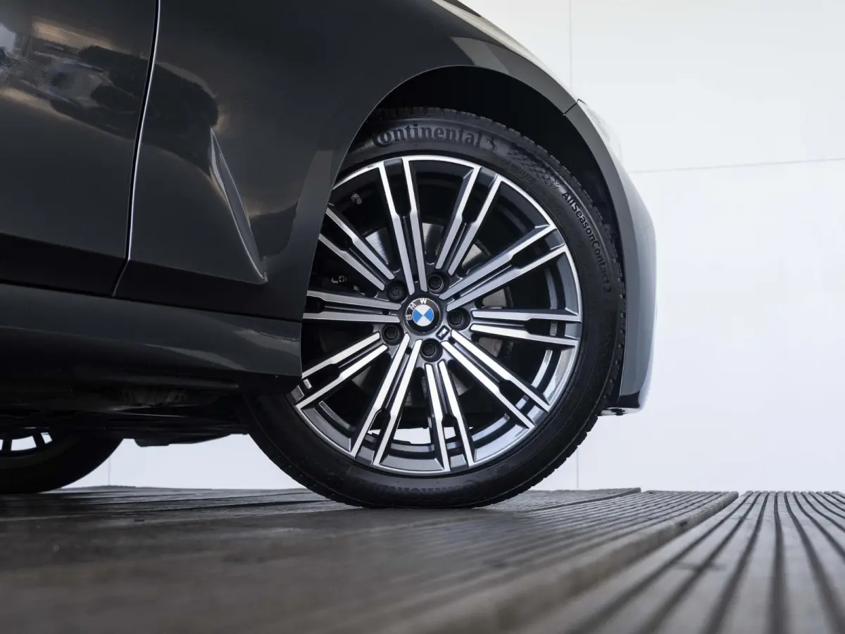 320i | Executive Edition | 18 inch | Cruise Control | HIFI | M Sportodnerstel | Stoelverwarming