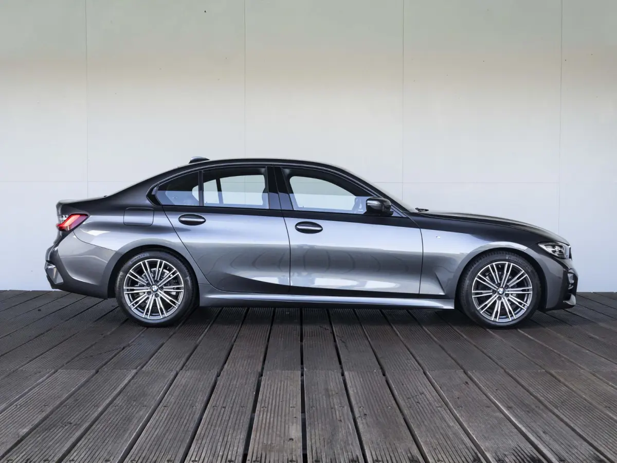 320i | Executive Edition | 18 inch | Cruise Control | HIFI | M Sportodnerstel | Stoelverwarming
