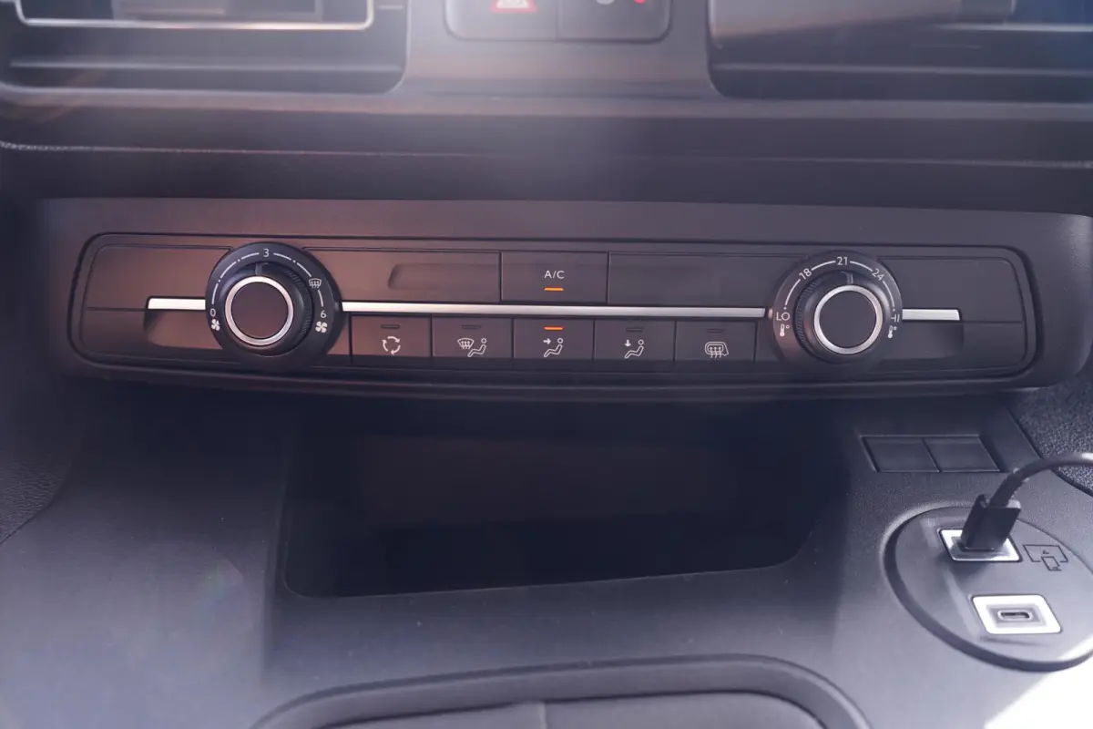1.5 BlueHDi 102 pk L1 Airco, Camera achter Apple Carplay, NAP, Laadruimte Pakket, PDC achter, 2-Zits