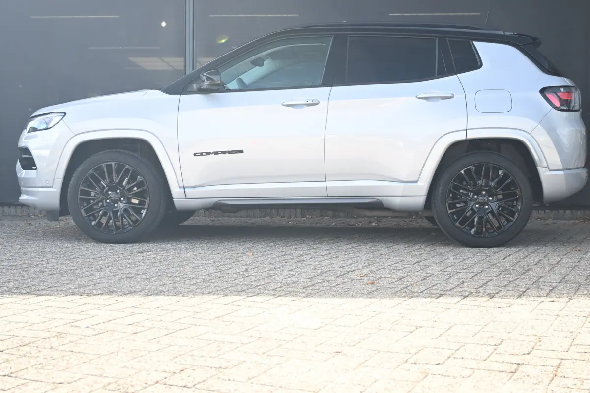 4xe 240 Plug-in Hybrid S | Adaptive Cruise control | Elektr. Stoelen | Airco | Achteruitrijcamera | DAB | Hill hold | Keyless entry/start | Navi Full Map | LMV 19" | Extra getint glas achter