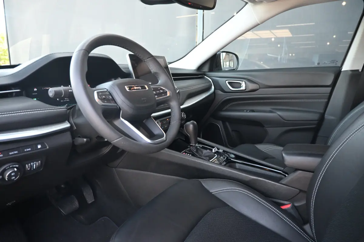 4xe 240 Plug-in Hybrid S | Adaptive Cruise control | Elektr. Stoelen | Airco | Achteruitrijcamera | DAB | Hill hold | Keyless entry/start | Navi Full Map | LMV 19" | Extra getint glas achter