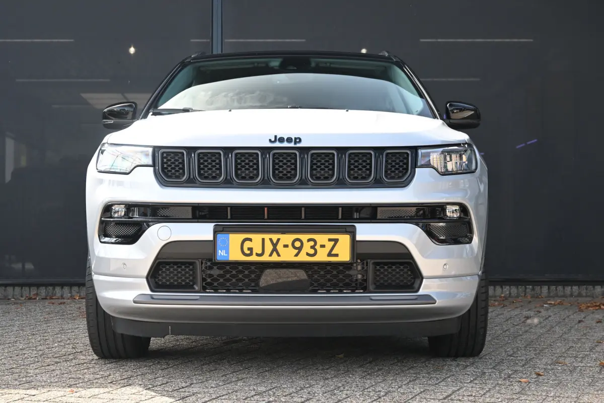 4xe 240 Plug-in Hybrid S | Adaptive Cruise control | Elektr. Stoelen | Airco | Achteruitrijcamera | DAB | Hill hold | Keyless entry/start | Navi Full Map | LMV 19" | Extra getint glas achter