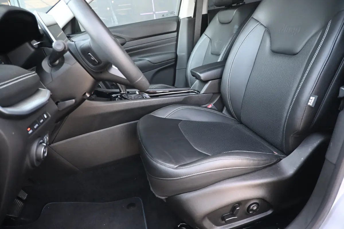 4xe 240 Plug-in Hybrid S | Adaptive Cruise control | Elektr. Stoelen | Airco | Achteruitrijcamera | DAB | Hill hold | Keyless entry/start | Navi Full Map | LMV 19" | Extra getint glas achter