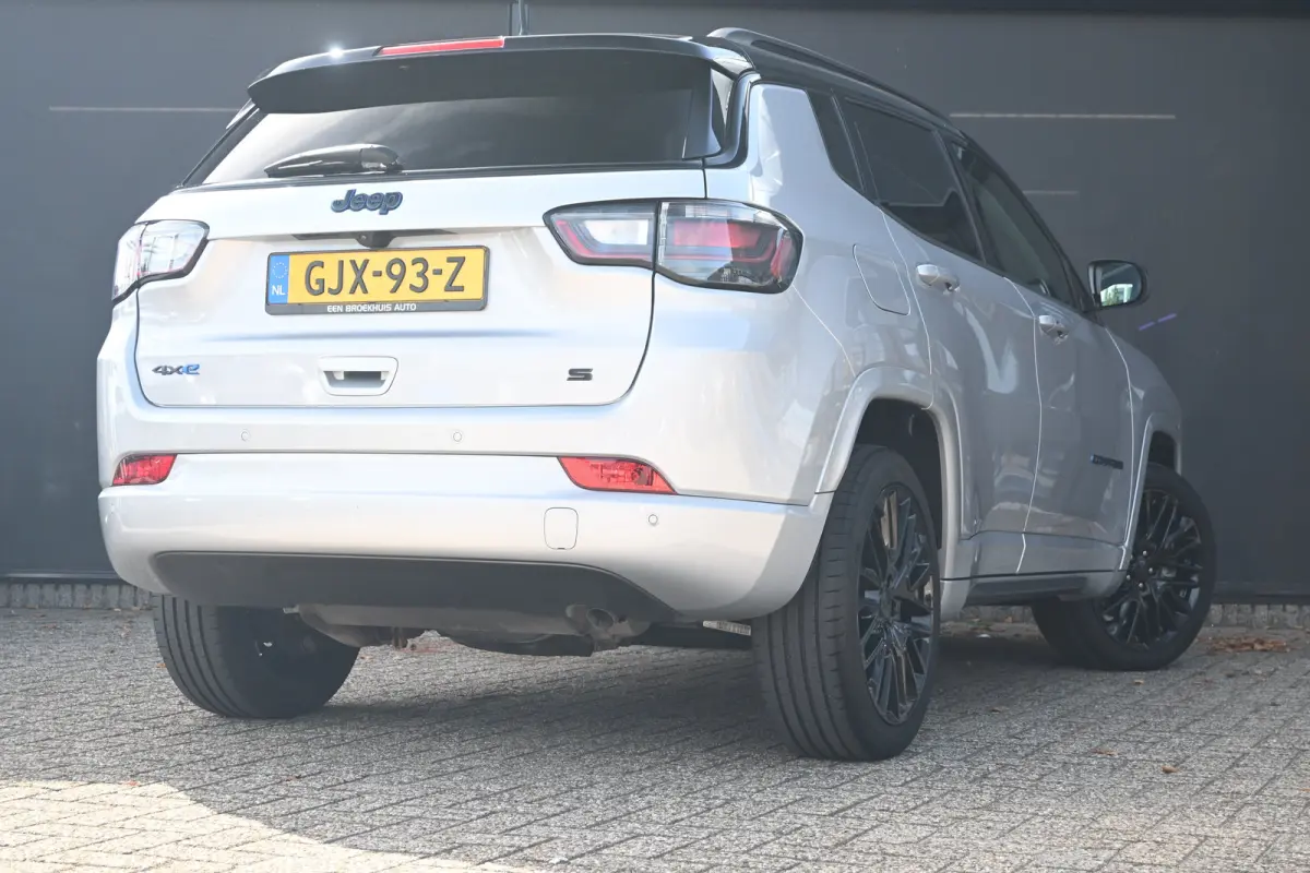 4xe 240 Plug-in Hybrid S | Adaptive Cruise control | Elektr. Stoelen | Airco | Achteruitrijcamera | DAB | Hill hold | Keyless entry/start | Navi Full Map | LMV 19" | Extra getint glas achter