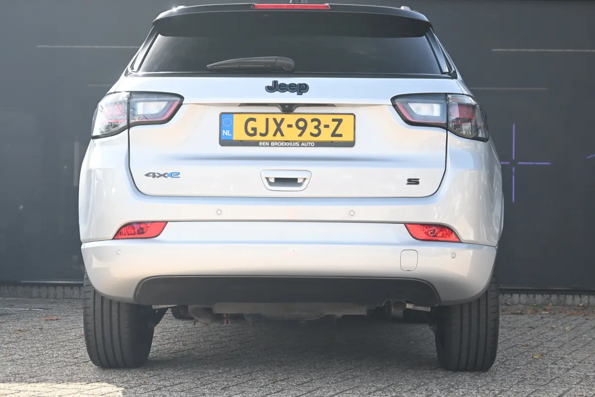 4xe 240 Plug-in Hybrid S | Adaptive Cruise control | Elektr. Stoelen | Airco | Achteruitrijcamera | DAB | Hill hold | Keyless entry/start | Navi Full Map | LMV 19" | Extra getint glas achter