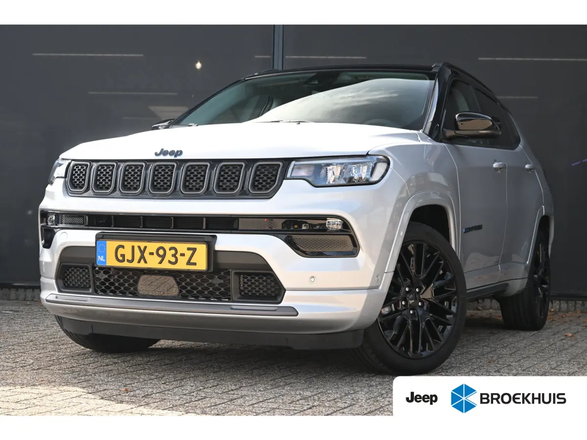 4xe 240 Plug-in Hybrid S | Adaptive Cruise control | Elektr. Stoelen | Airco | Achteruitrijcamera | DAB | Hill hold | Keyless entry/start | Navi Full Map | LMV 19" | Extra getint glas achter