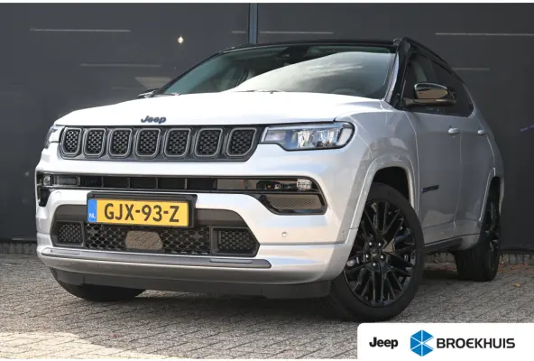 4xe 240 Plug-in Hybrid S | Adaptive Cruise control | Elektr. Stoelen | Airco | Achteruitrijcamera | DAB | Hill hold | Keyless entry/start | Navi Full Map | LMV 19" | Extra getint glas achter