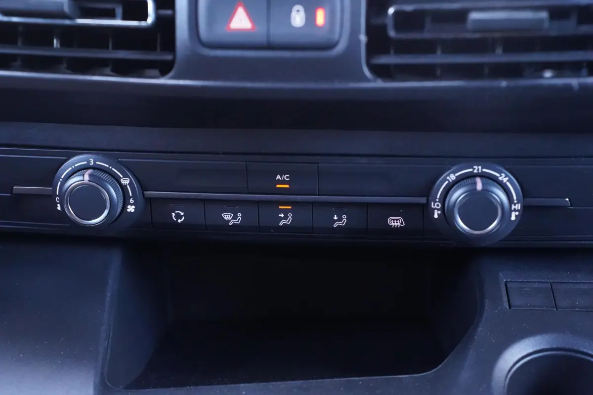 1.5 BlueHDi 102 pk L1 Navi, Camera, Airco Apple Carplay, Cruise Control, NAP, PDC achter, 2-Zits