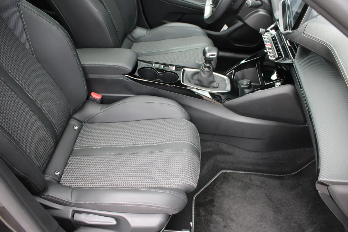 1.2 PureTech GT | Navigatie | Camera | Panoramadak | Stoelverwarming | Black Diamond | Full LED | 27.000km |