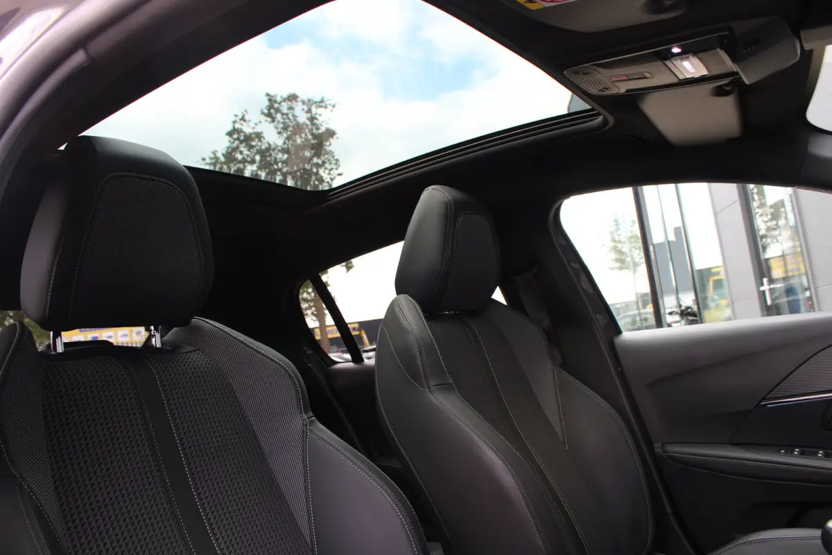 1.2 PureTech GT | Navigatie | Camera | Panoramadak | Stoelverwarming | Black Diamond | Full LED | 27.000km |