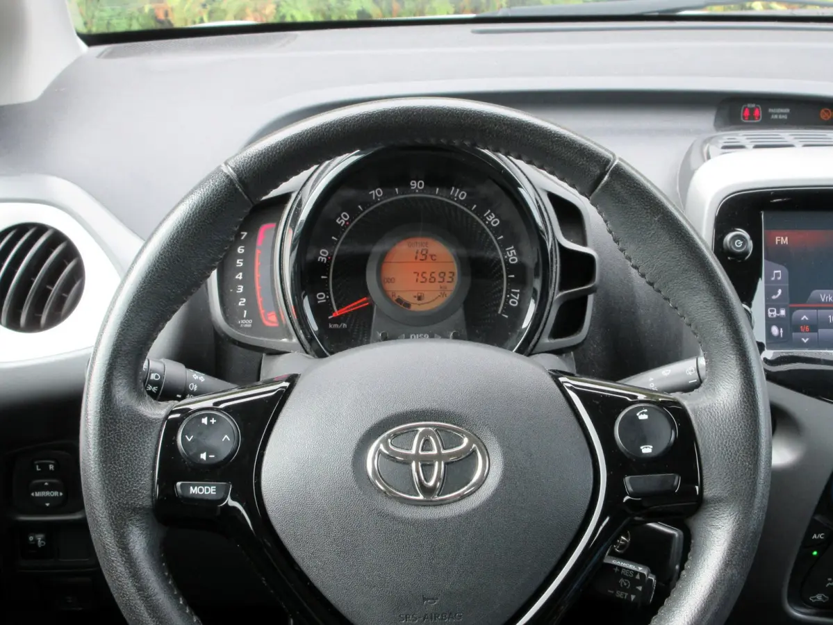 1.0 VVT-i x 5-drs * Camera * Carplay *