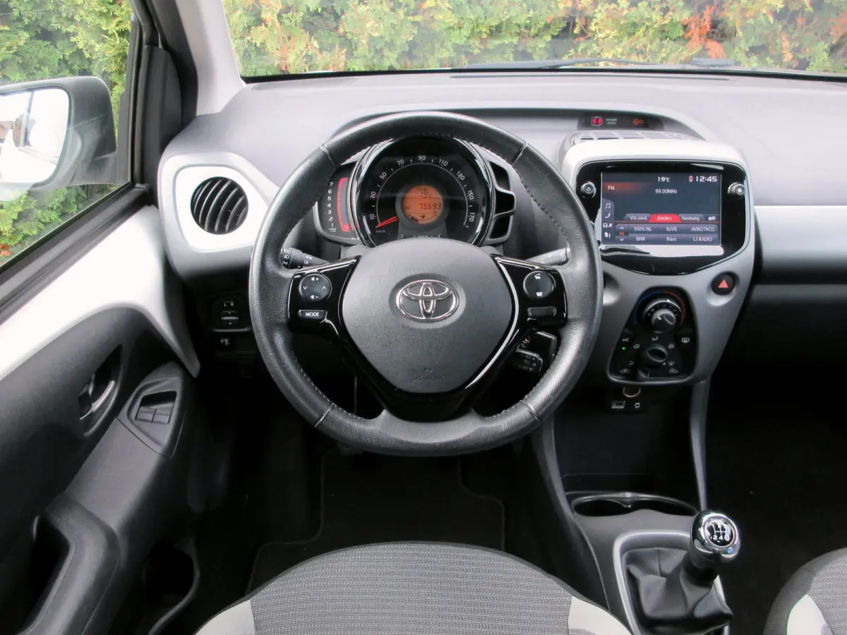 1.0 VVT-i x 5-drs * Camera * Carplay *