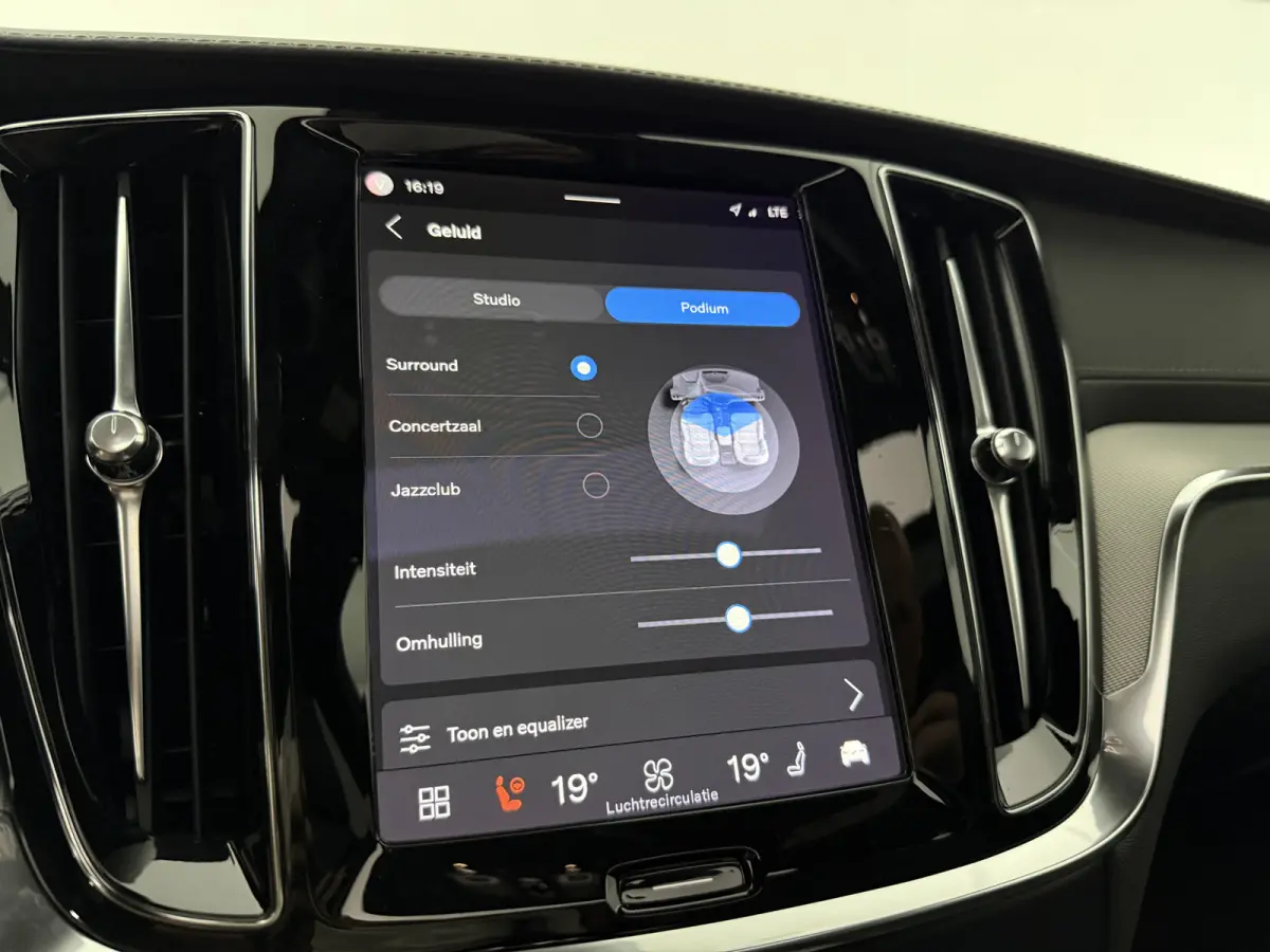 2.0 B4D R-Design | Black Edition | Pano | Memory | HuD | B&W | Virtual | 360° Camera | Carplay | Trekhaak