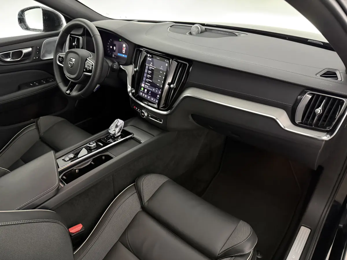2.0 B4D R-Design | Black Edition | Pano | Memory | HuD | B&W | Virtual | 360° Camera | Carplay | Trekhaak