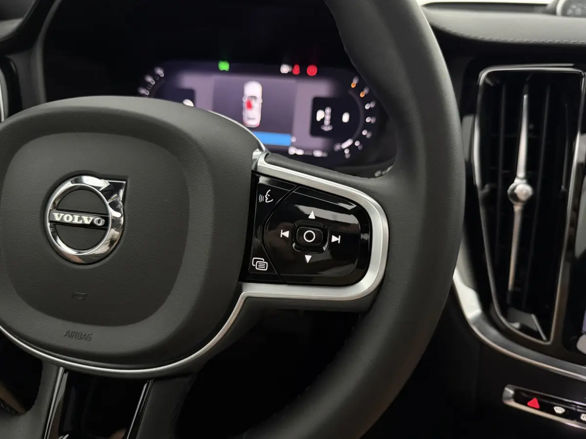 2.0 B4D R-Design | Black Edition | Pano | Memory | HuD | B&W | Virtual | 360° Camera | Carplay | Trekhaak