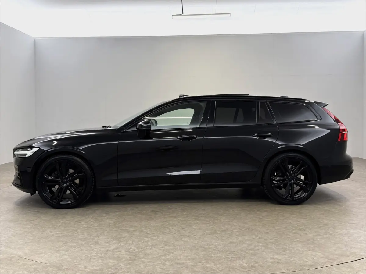 2.0 B4D R-Design | Black Edition | Pano | Memory | HuD | B&W | Virtual | 360° Camera | Carplay | Trekhaak
