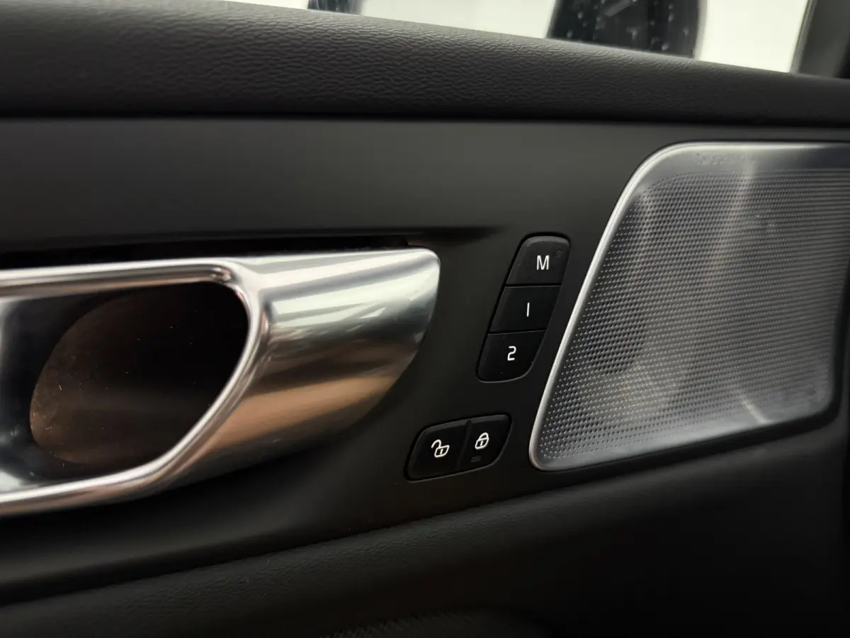 2.0 B4D R-Design | Black Edition | Pano | Memory | HuD | B&W | Virtual | 360° Camera | Carplay | Trekhaak