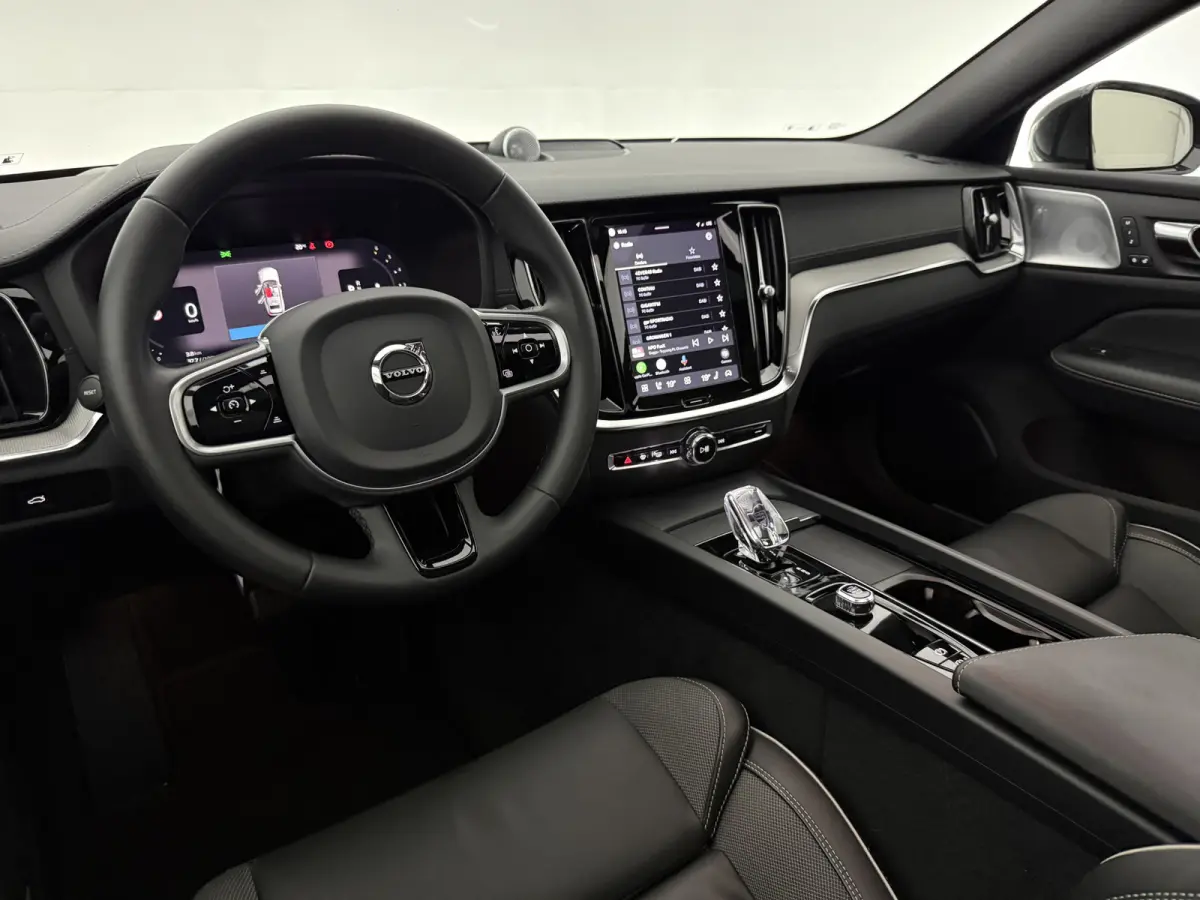 2.0 B4D R-Design | Black Edition | Pano | Memory | HuD | B&W | Virtual | 360° Camera | Carplay | Trekhaak