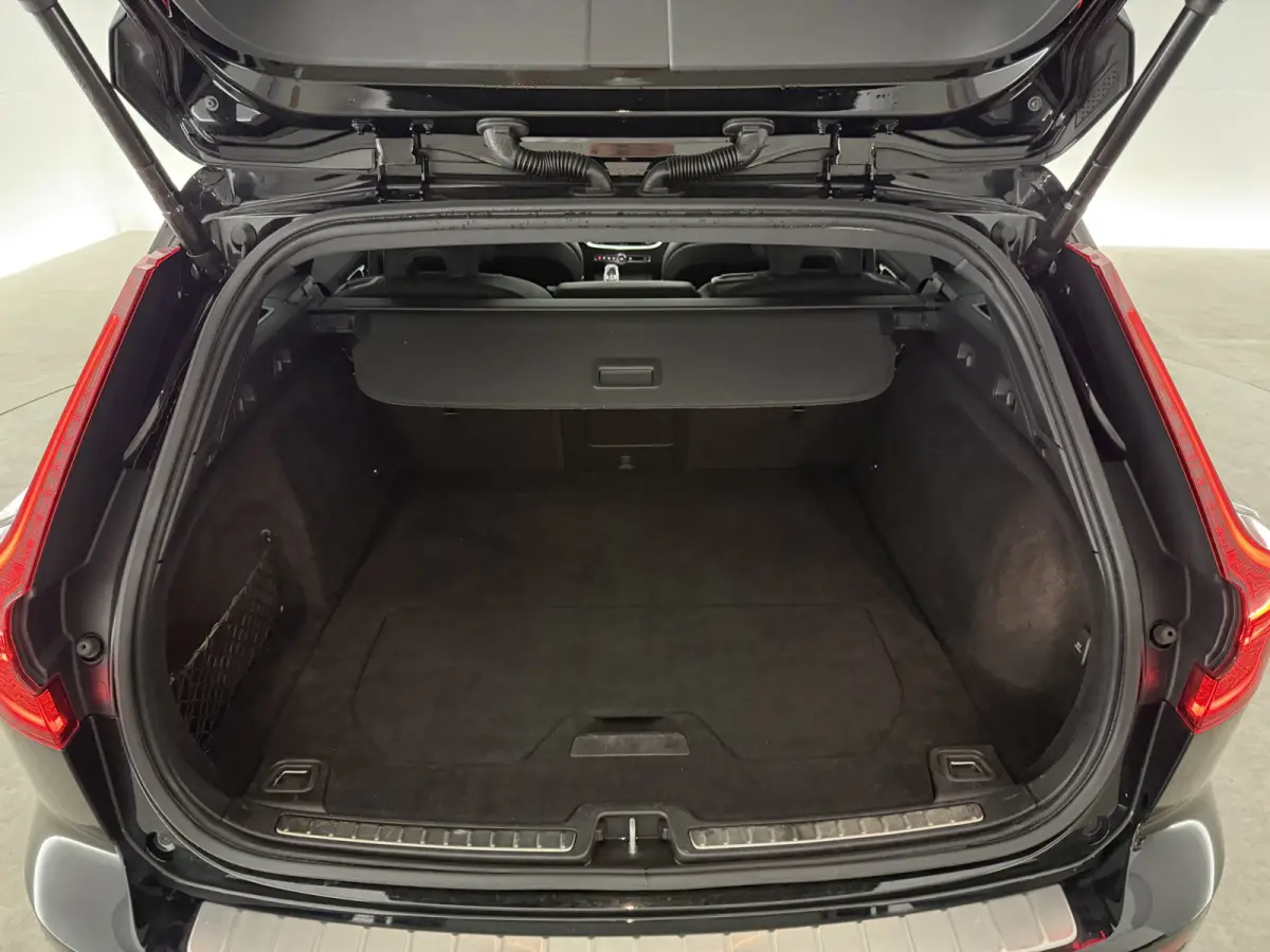 2.0 B4D R-Design | Black Edition | Pano | Memory | HuD | B&W | Virtual | 360° Camera | Carplay | Trekhaak