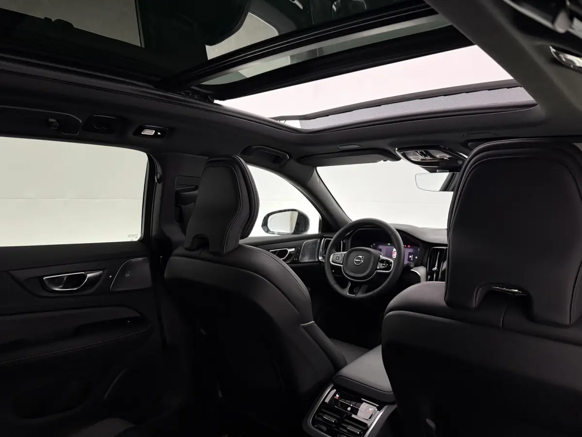 2.0 B4D R-Design | Black Edition | Pano | Memory | HuD | B&W | Virtual | 360° Camera | Carplay | Trekhaak