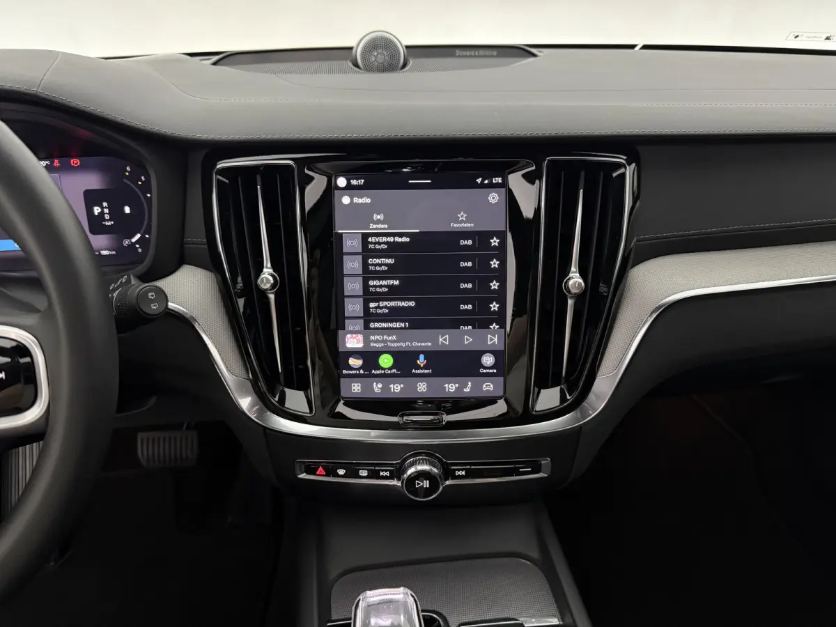 2.0 B4D R-Design | Black Edition | Pano | Memory | HuD | B&W | Virtual | 360° Camera | Carplay | Trekhaak